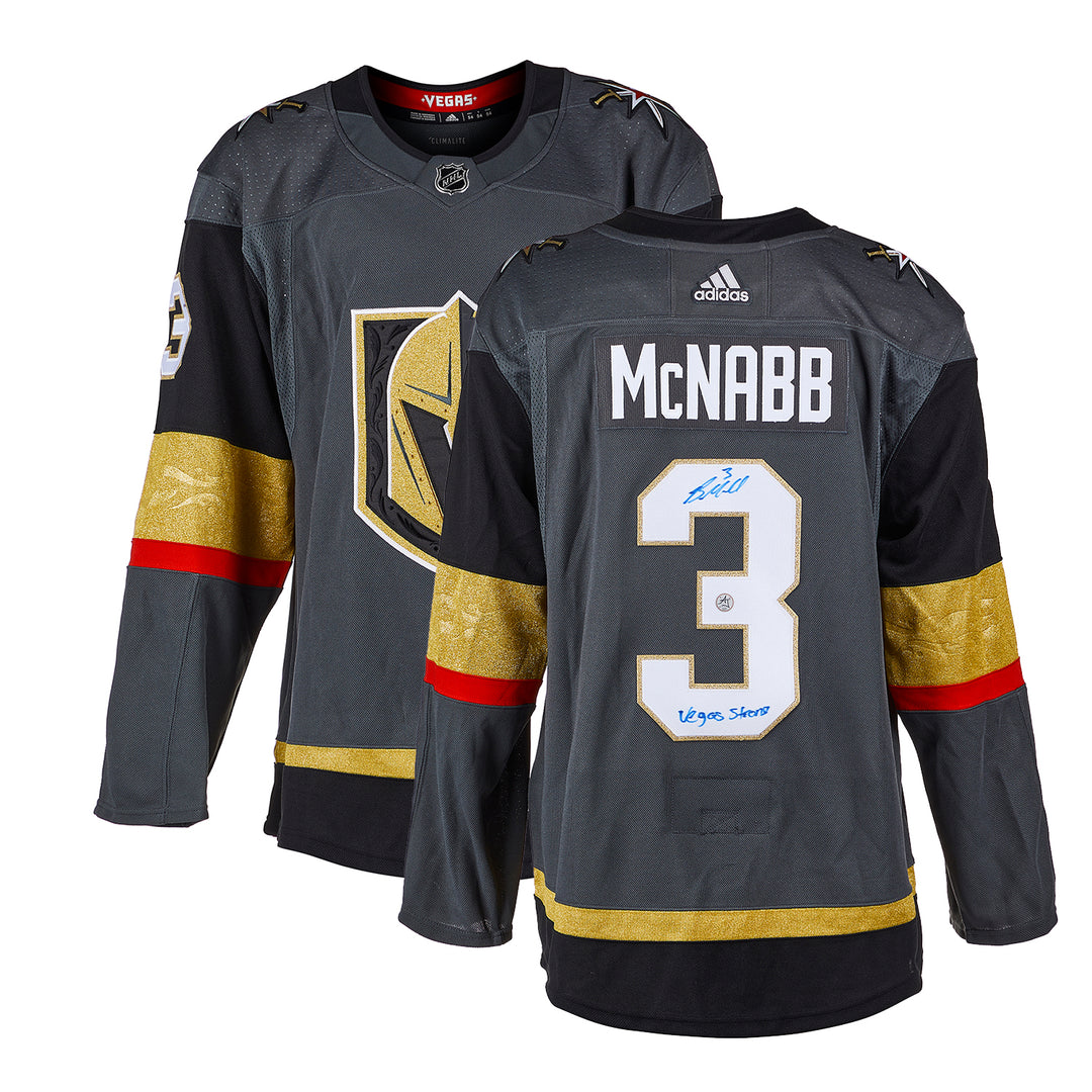 BRAYDEN MCNABB A SIGNÉ LE MAILLOT ADIDAS DES GOLDEN KNIGHTS DE VEGAS AVEC UNE NOTE FORTE DE VEGAS